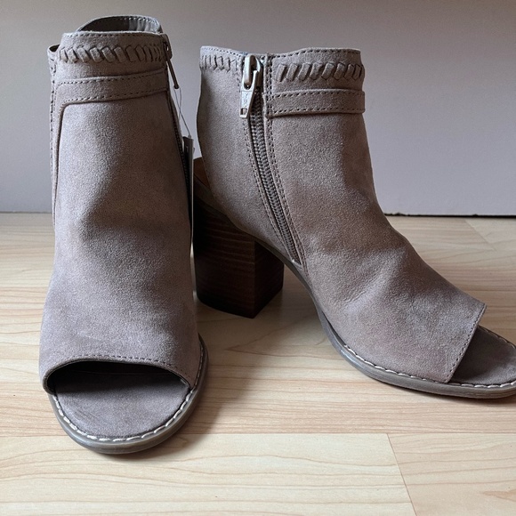 Universal Thread - Picture 4 of 4